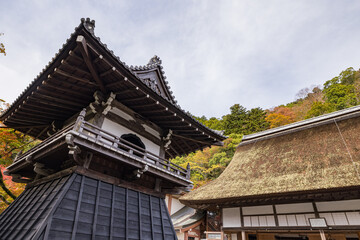 Fototapeta na wymiar 日本　滋賀県東近江市にある永源寺の鐘楼と紅葉
