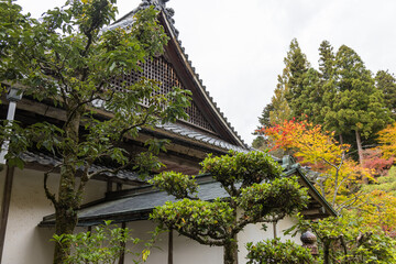 日本　滋賀県東近江市にある湖東三山の一つ、百済寺の本坊喜見院と紅葉