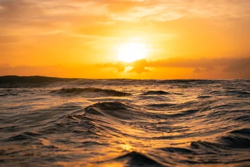 Foto auf Acrylglas Antireflex Beautiful sunrise view in the middle of the ocean. © AlexandraDaryl