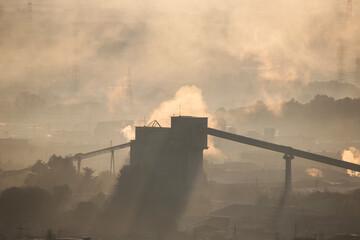 朝霧に染まる工場