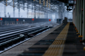 雨の新幹線ホーム（Rainy Shinkansen station） - obrazy, fototapety, plakaty