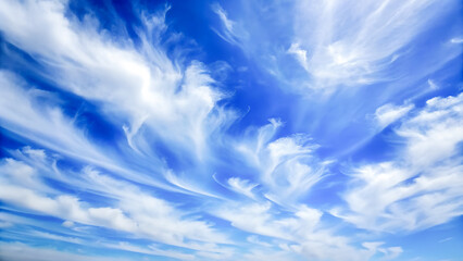 Cirros sobre cielo azul de verano. Cielo azul con fondo de nubes blancas. Fondo de nubes suaves sobre cielo azulado.

