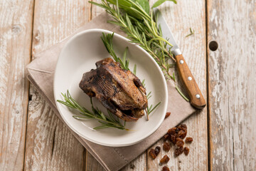 roasted pigeon with dried grape and rosemary - 758003223