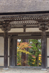 日本　滋賀県犬上郡甲良町にある西明寺の二天門と紅葉