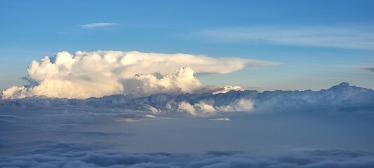 Naklejka premium clouds over the mountains