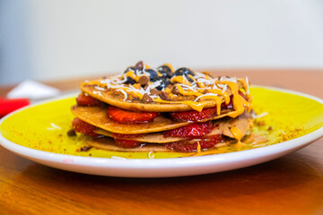 Pancakes saludables con frutas e ingredientes bajos en gluten