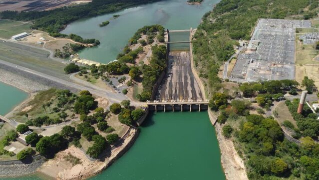 Usina Hidrel&eacute;trica de Tr&ecirc;s Marias, todo o vertedouro e a saida da agua