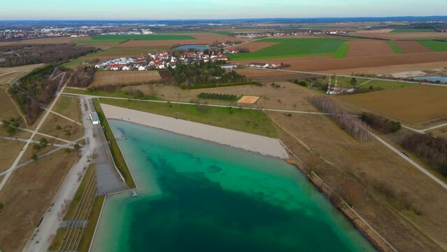Munchen, Deutschland Riemer See Ansicht von oben. Aerial view on Lake Riemer See in Munich. Riemer Park in Messestadt. Large clear lake at Muenchech Park. Bugasee. Messe Riem. Badesee im Riemer Park. 