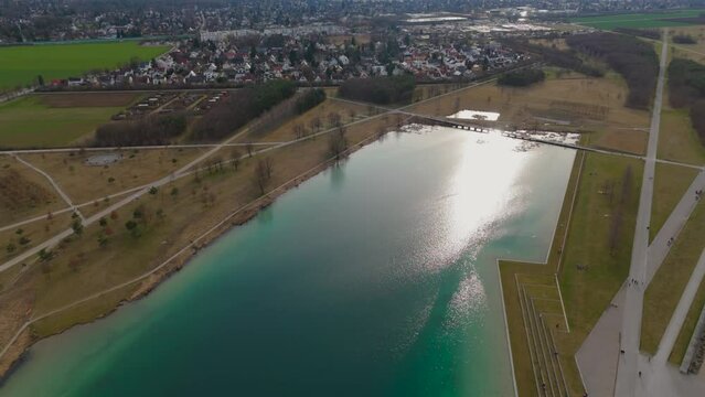 Munchen, Deutschland Riemer See Ansicht von oben. Aerial view on Lake Riemer See in Munich. Riemer Park in Messestadt. Large clear lake at Muenchech Park. Bugasee. Messe Riem. Badesee im Riemer Park. 