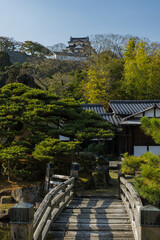 日本　滋賀県彦根市の大名庭園、玄宮園の臨池閣と彦根城の天守閣