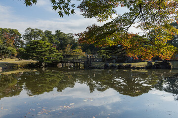 日本　滋賀県彦根市の彦根城のお堀沿いに作られた大名庭園、玄宮園の龍臥橋と魚躍沼