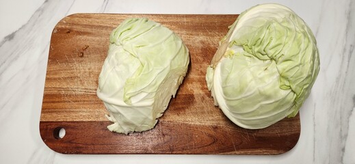 I cut the cabbage on the cutting board