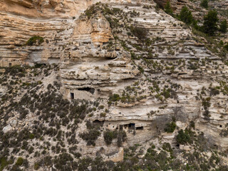 Casas antiguas esculpidas en las rocas