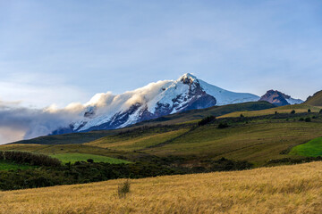 Cayambe, volcán con el mayor glaciar en ecuador, cordillera de los andes   - obrazy, fototapety, plakaty
