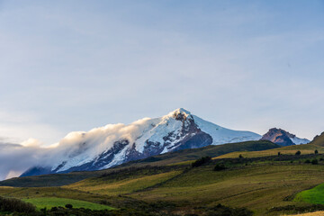 Cayambe, volcán con el mayor glaciar en ecuador, cordillera de los andes   - obrazy, fototapety, plakaty