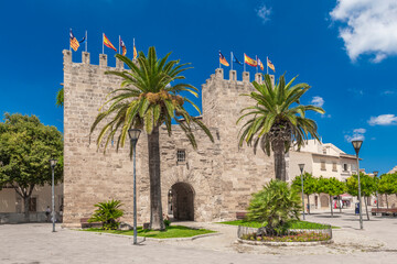 Fototapeta na wymiar Porta del Moll - old Alcudia town gate from the 14th century - 8502