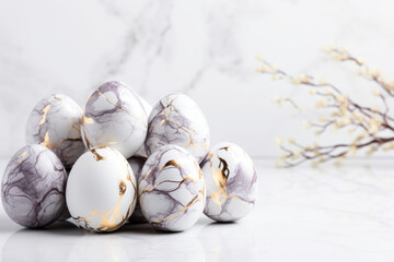 Obraz na płótnie Canvas Heap of white marble Easter eggs with golden accents