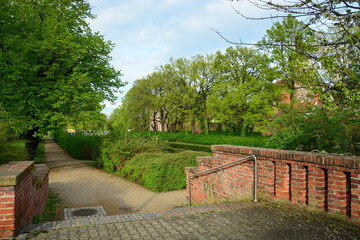 Fototapeta na wymiar Park in Brandenburg, Gotthardtkirche