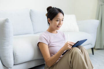 Woman watch on tablet computer at home - 758111850