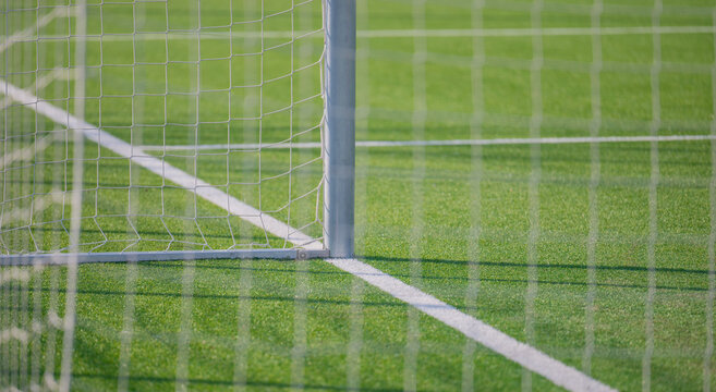Fu&szlig;balltor und ein gr&uuml;ner Kunstrasen