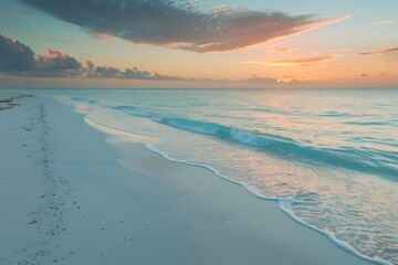 Obraz premium A beautiful beach with a calm ocean and a cloudy sky