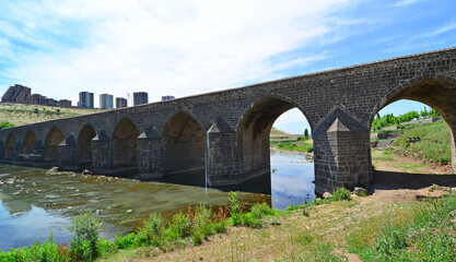 Fototapeta na wymiar Located in Diyarbakir, Turkey, the Bridge with Ten Eyes was built in 1065.