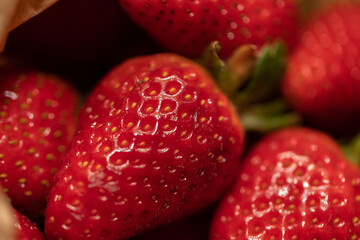 vista macro di un gruppo di fragole all'interno di un cestino viste molto da vicino