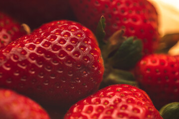 vista macro di un gruppo di fragole all'interno di un cestino viste molto da vicino