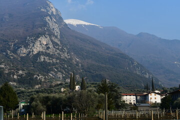 Fototapeta na wymiar Schöne Landschaft mit Bergen bei Arco im Trentino