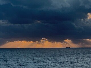 Obraz premium tanker at sunrise storm clouds
