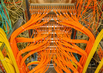 RJ45 Kupferkabel - Netzwerkkabel in einem Netzwerk Verteiler Rack im Rechenzentrum