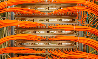 RJ45 Kupferkabel - Netzwerkkabel in einem Netzwerk Verteiler Rack im Rechenzentrum