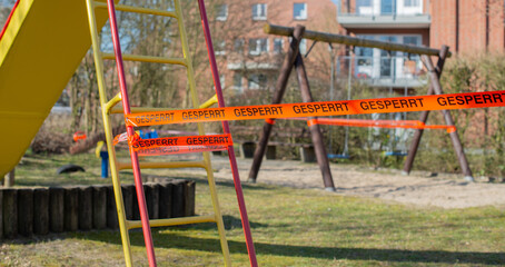 Unsicherer Kinderspielplatz ist mit einem Gesperrt Band gesperrt