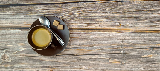 tasse de café sur une table en bois. Vue du dessus.