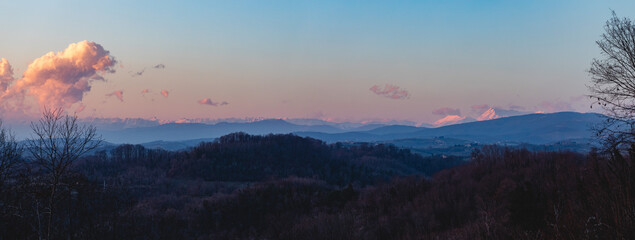 ampia composizione panoramica che mostra un ambiente naturale collinare dell'area est del Friuli...