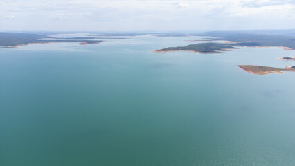 Represa da usina Hidrel&eacute;trica e represa da Cemig, na cidade de Tr&ecirc;s Marias, MG, Brasil e um pouco vila da cemig, da cidade e da prainha