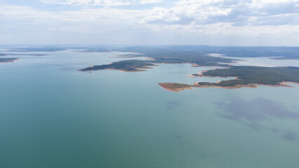 Fototapeta premium Represa da usina Hidrelétrica e represa da Cemig, na cidade de Três Marias, MG, Brasil e um pouco vila da cemig, da cidade e da prainha