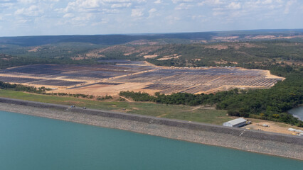 Represa da usina Hidrelétrica e represa da Cemig, na cidade de Três Marias, MG, Brasil e um pouco vila da cemig, da cidade e da prainha