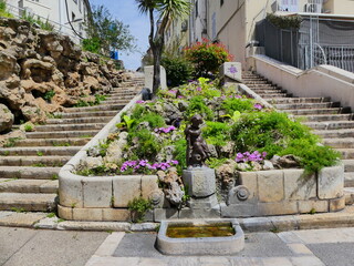 Fototapeta na wymiar Escalier verdure ville Côte d'Azur