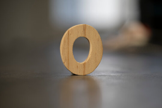 lettre o ou zéro en bois sculpté