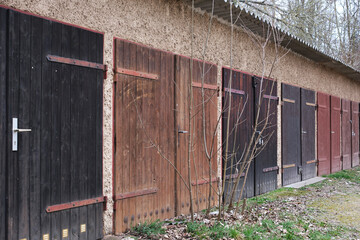 Zugewachsene Garage in einen alten DDR Garagenkomplex