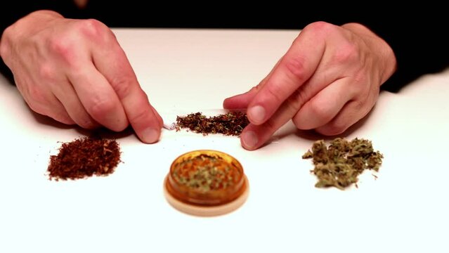 How to build a Joint - Weed - Cannabis - H&auml;nde, die einen Joint mit Tabak und echtem Weed drehen -Marijuana