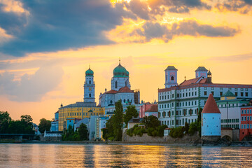 Die Stadt Passau mit Fluss Inn und Dom am Abend im Sommer