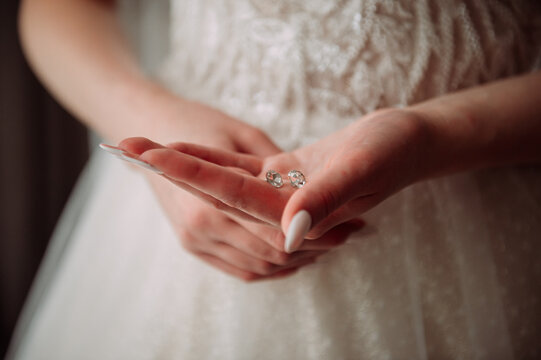 The image shows a pair of hands holding a ring 6294.