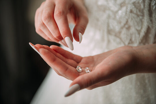 The image shows a pair of hands holding a ring 6295.