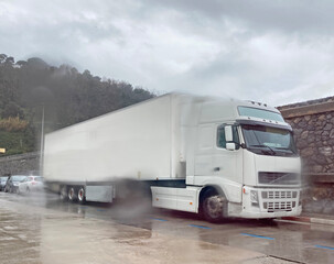 camión frigorífico blanco transporte alimentación pescado marisco fruta visto a través de un cristal lloviendo con lluvia IMG_5628-as24 - 758273621