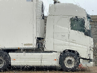 camión frigorífico blanco transporte alimentación pescado marisco fruta visto a través de un cristal lloviendo con lluvia IMG_5623-as24 - 758273675