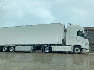 camión frigorífico blanco transporte alimentación pescado marisco fruta visto a través de un cristal lloviendo con lluvia IMG_5635-as24 - 758273679