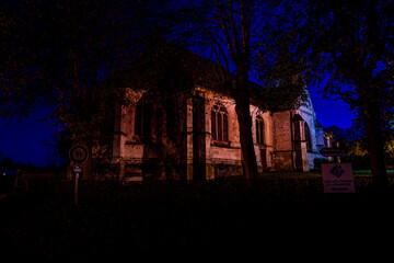 Une église a l'heure bleu