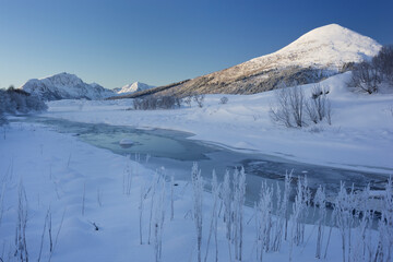 winterliche Landschaft nehe Leknes, Fluß Lakselva, Berg Holandsmelen, Vestvagoya, Lofoten,...
